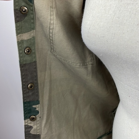 NWT Forever 21 Camo Jacket SZ S Lightweight Full Metal Button Down - Picture 9 of 11